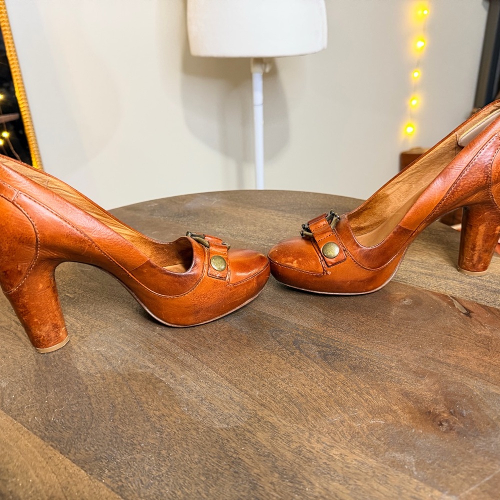 Vintage Frye Redwood Pump in Cognac - Picture 4 of 9